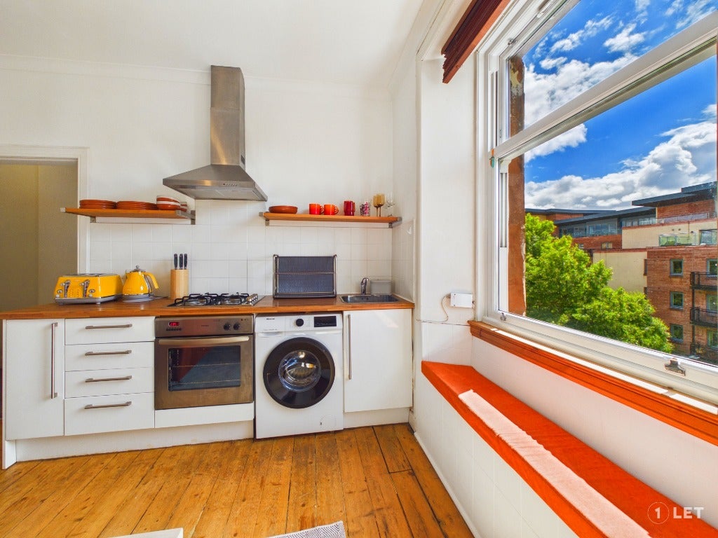 Flat Robertson Avenue in City of Edinburgh