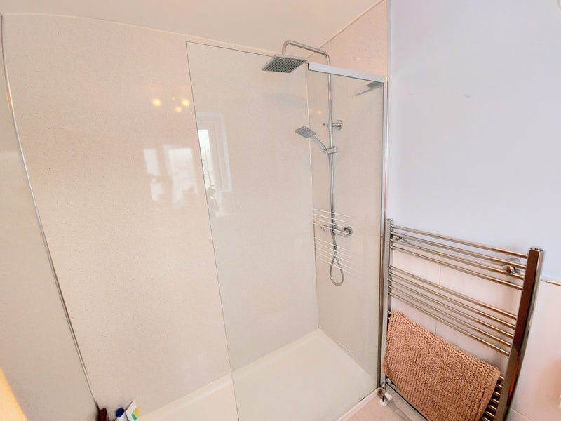 Room Heol Ebwy in Cardiff