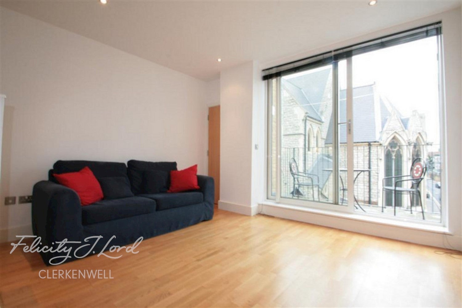 Flat Hemsworth Street in Greater London