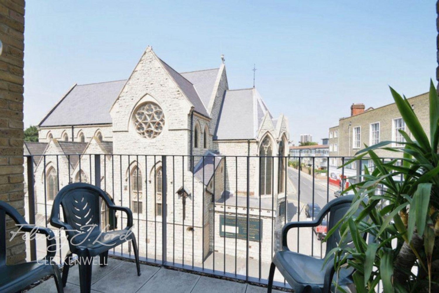 Flat Hemsworth Street in Greater London