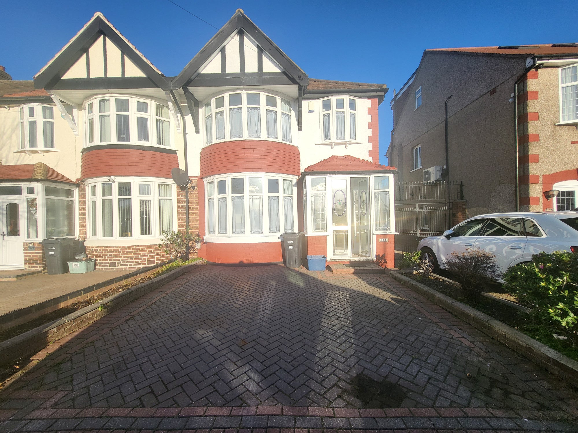 House Stradbroke Gardens in Greater London