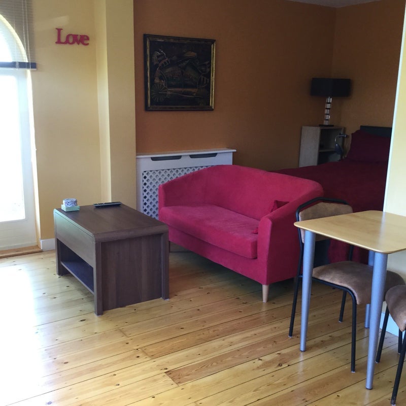Flat Mellitus Street in Greater London