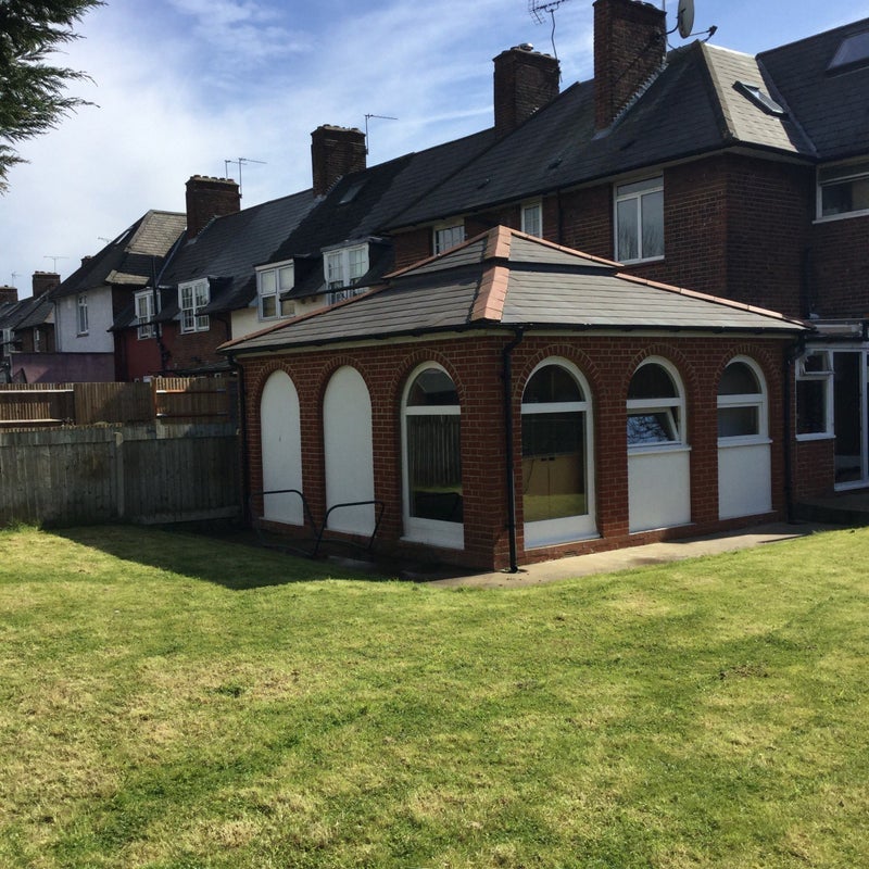 Flat Mellitus Street in Greater London