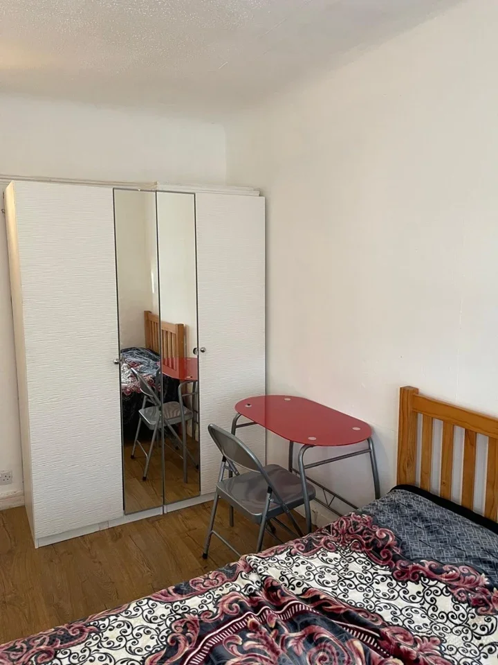 Room Gantshill Crescent in Greater London