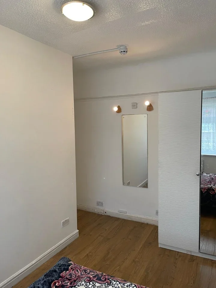 Room Gantshill Crescent in Greater London