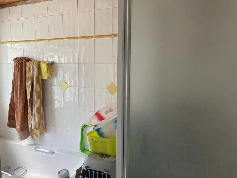 Room Howley Road in Greater London
