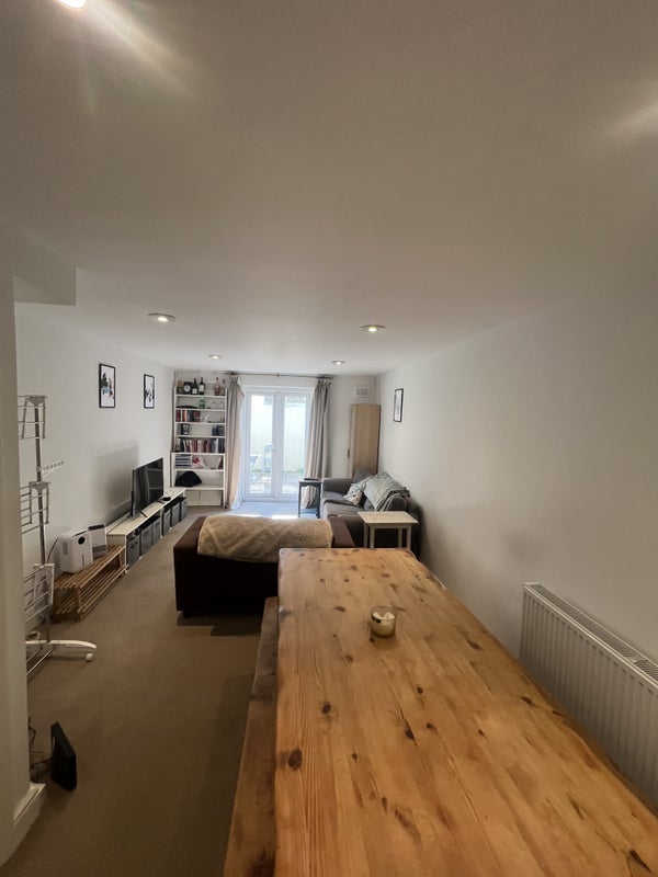 Room Grantham Road in Greater London