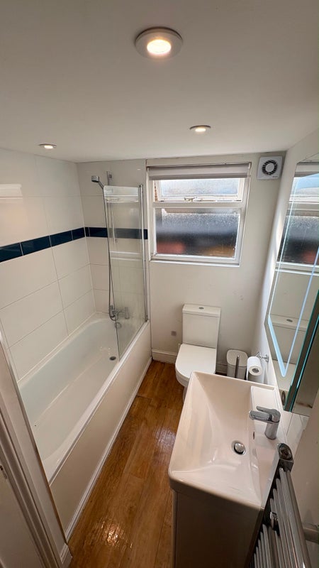 Room Grantham Road in Greater London