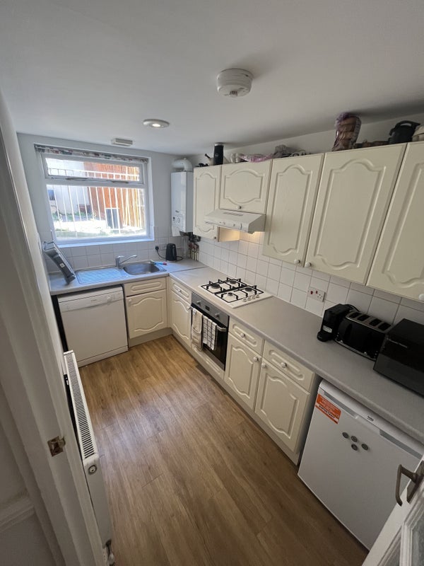 Room Grantham Road in Greater London