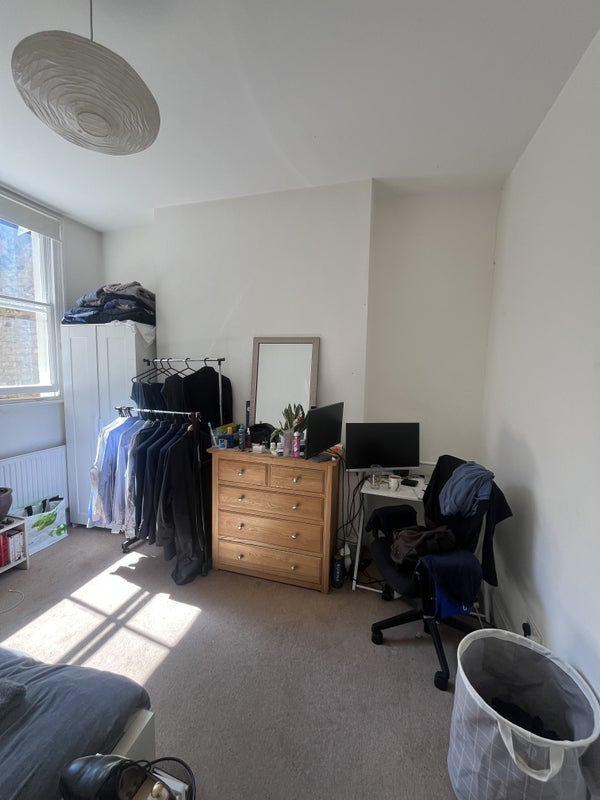 Room Grantham Road in Greater London