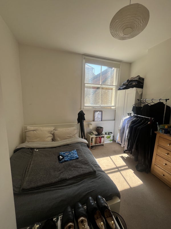 Room Grantham Road in Greater London