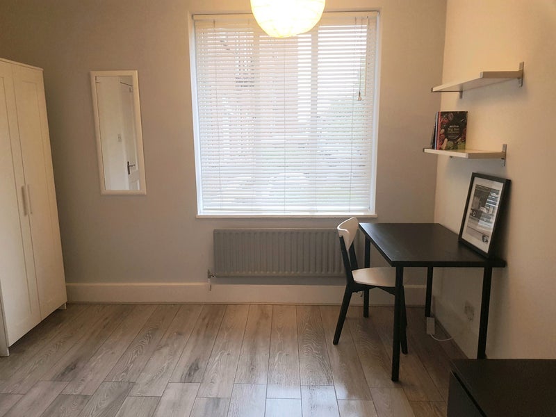 Room Borrodaile Road in Greater London