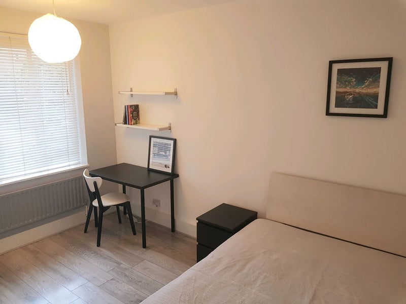 Room Borrodaile Road in Greater London