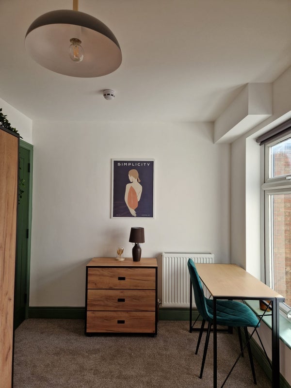 Room Avenue Road in Rugby