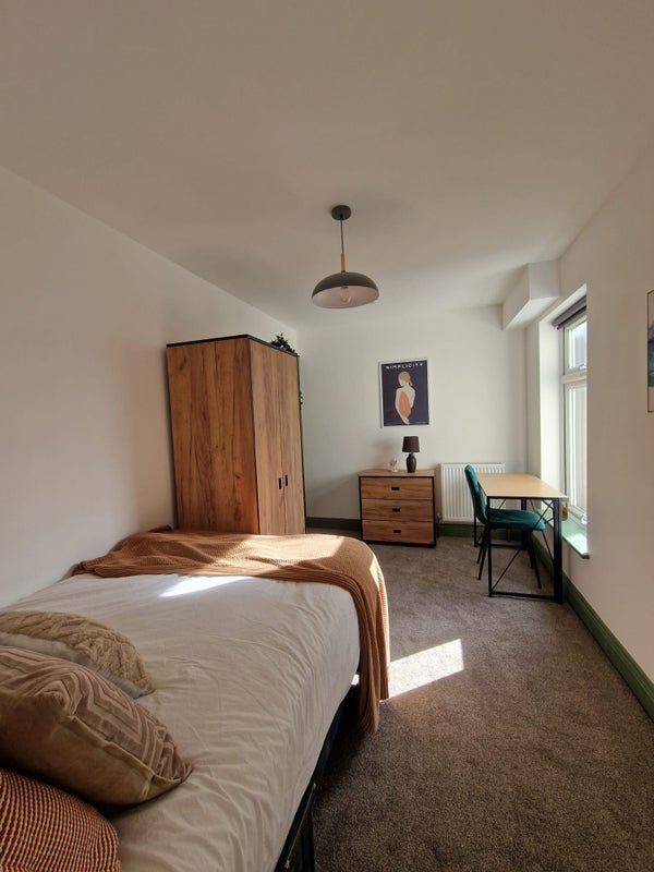 Room Avenue Road in Rugby