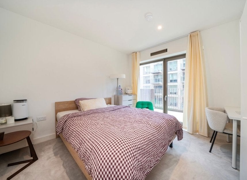 Flat Royal Crest Avenue in Greater London