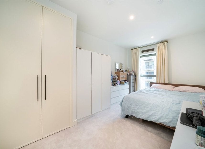 Flat Royal Crest Avenue in Greater London