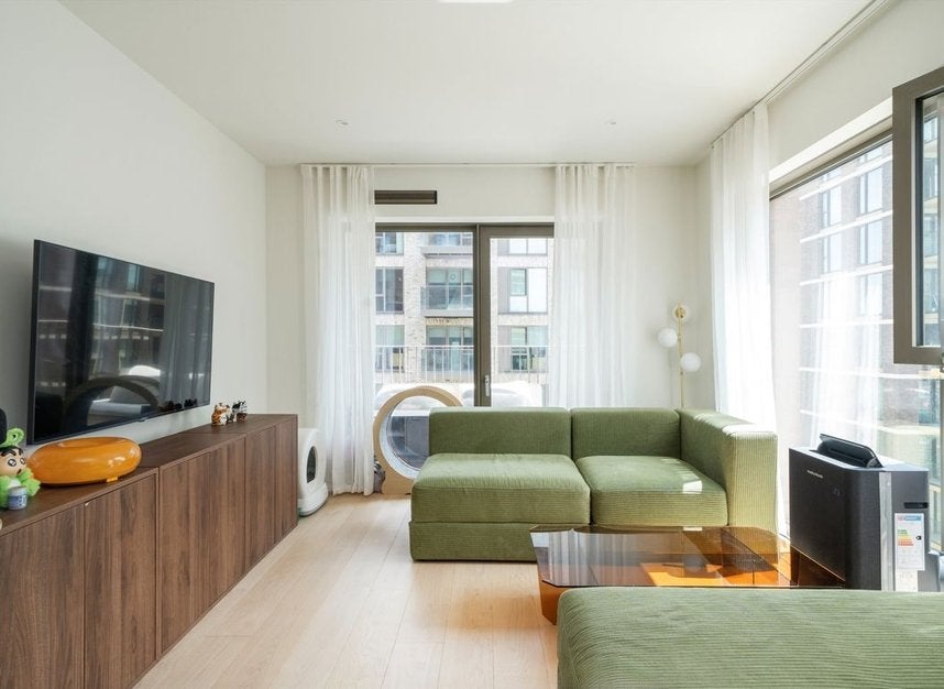 Flat Royal Crest Avenue in Greater London