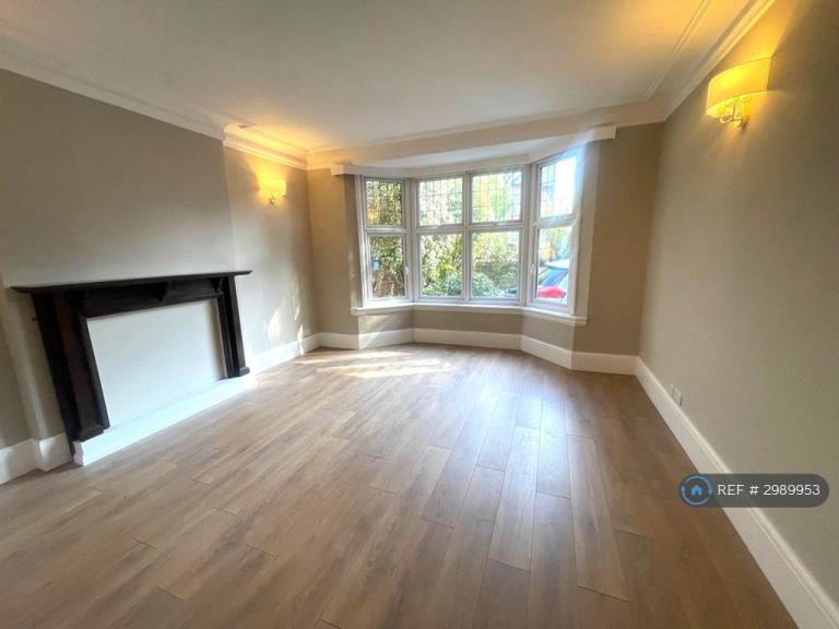 Flat Esher Grove in Nottingham