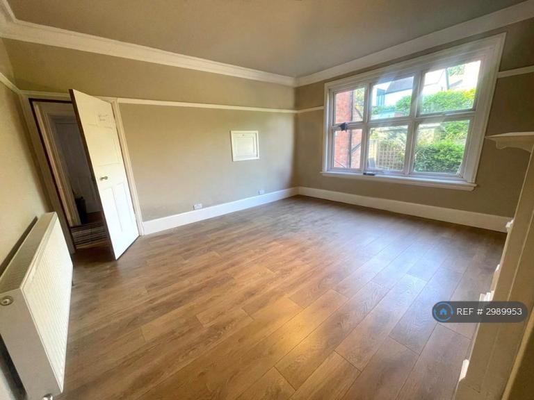 Flat Esher Grove in Nottingham