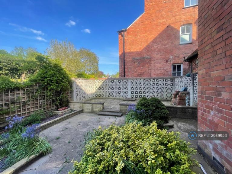 Flat Esher Grove in Nottingham