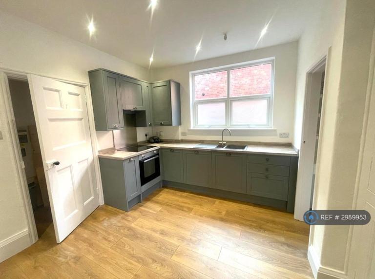 Flat Esher Grove in Nottingham