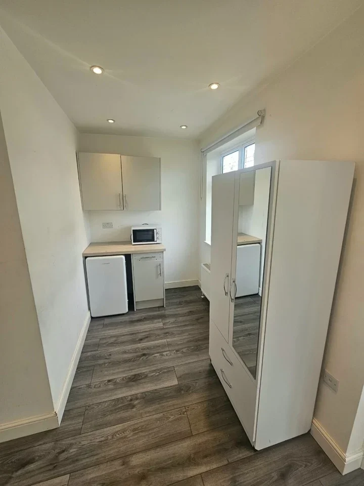 Flat Parkwood Road in Greater London