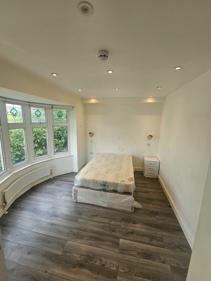 Flat Parkwood Road in Greater London