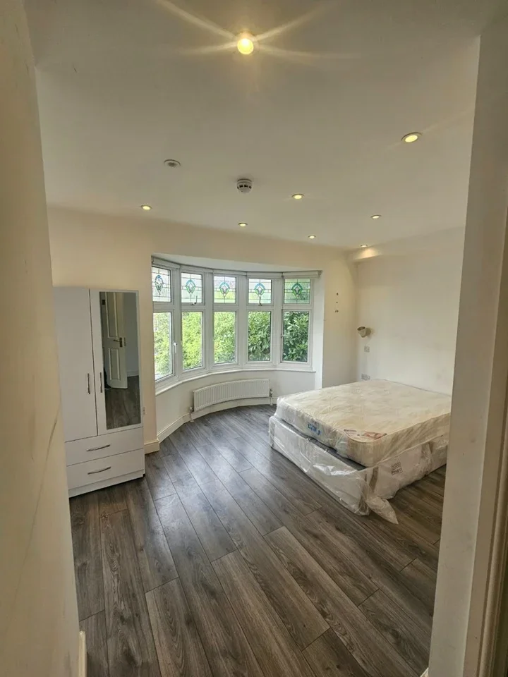 Flat Parkwood Road in Greater London
