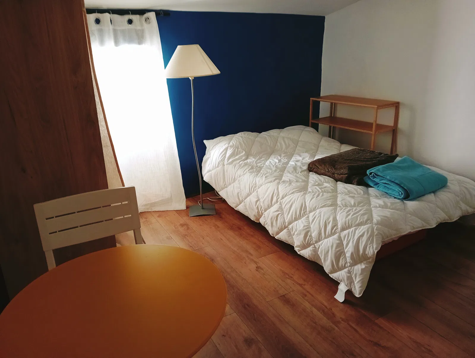 Chambre Rue de la Révolution à Montblanc