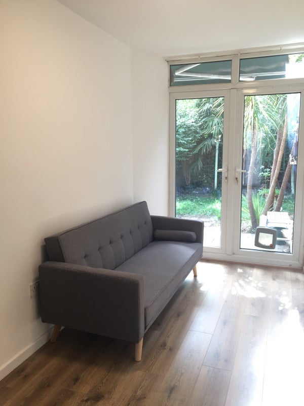 Room Bell Drive in Greater London