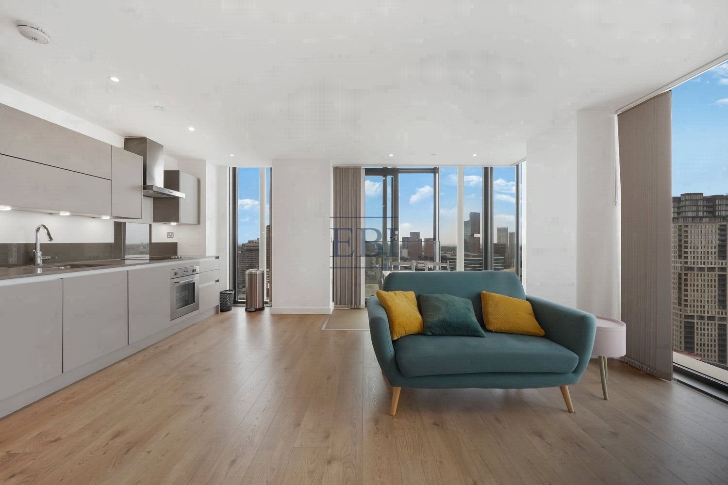 Flat Broadway in Greater London