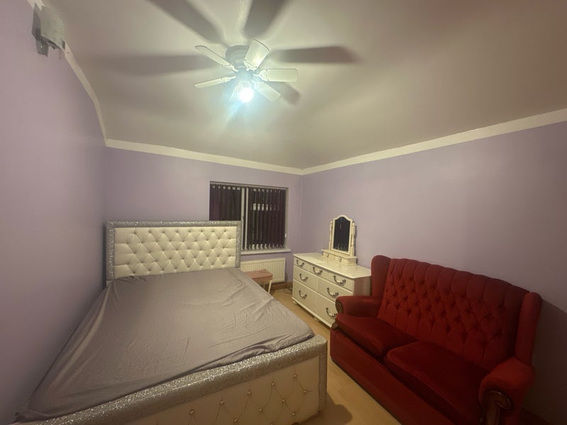 Room Cumberland Avenue in Slough