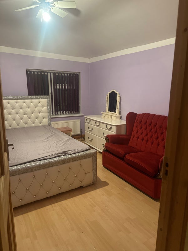 Room Cumberland Avenue in Slough