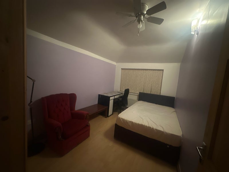 Room Cumberland Avenue in Slough