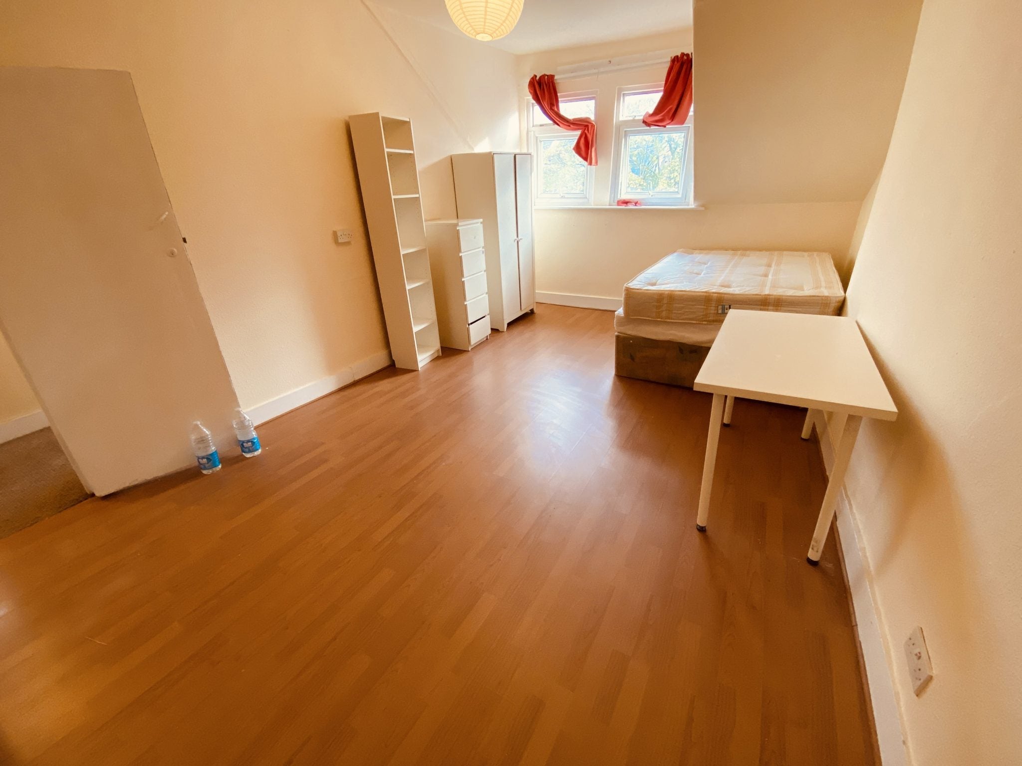 Flat Gloucester Drive in Greater London
