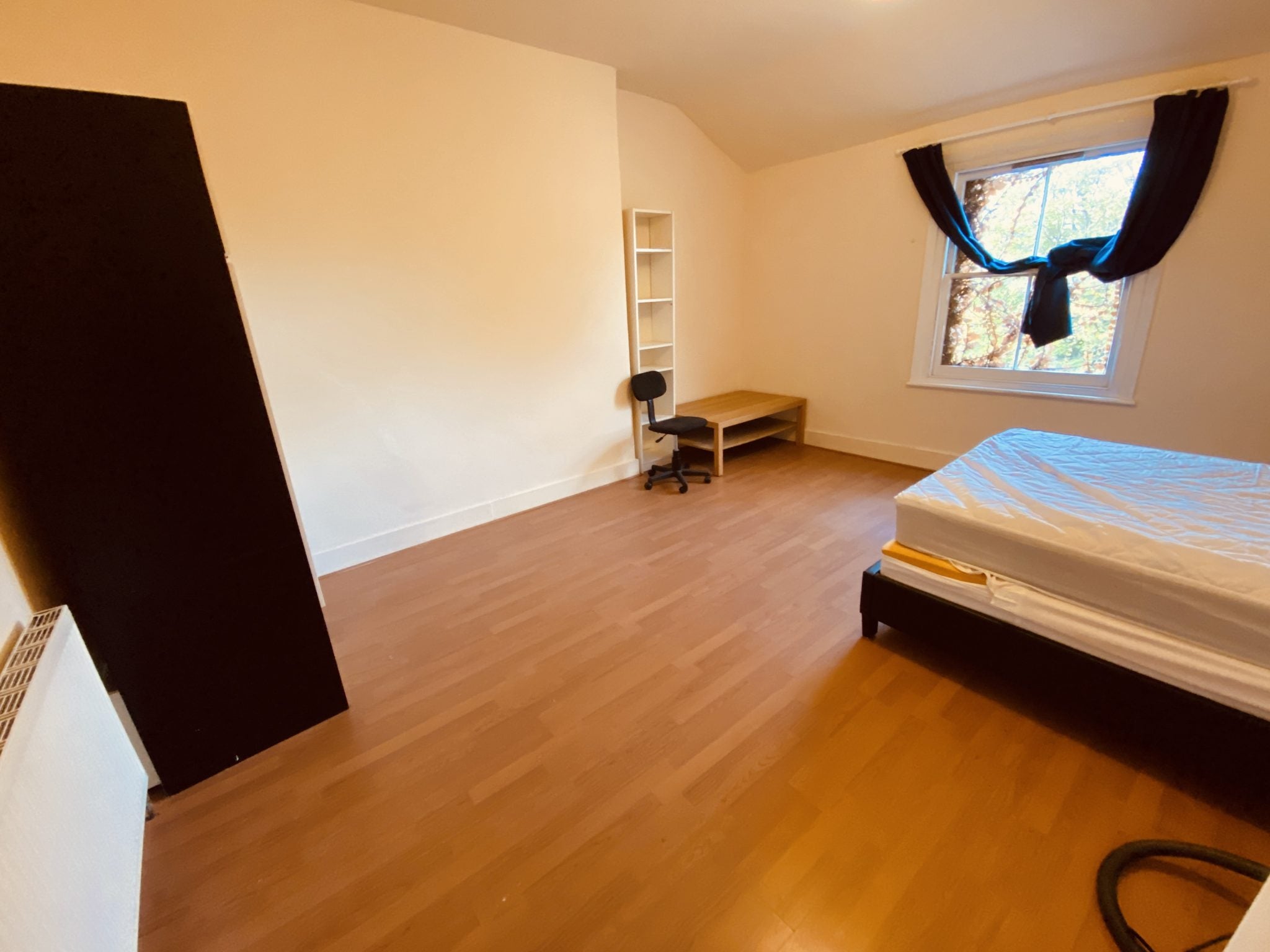 Flat Gloucester Drive in Greater London