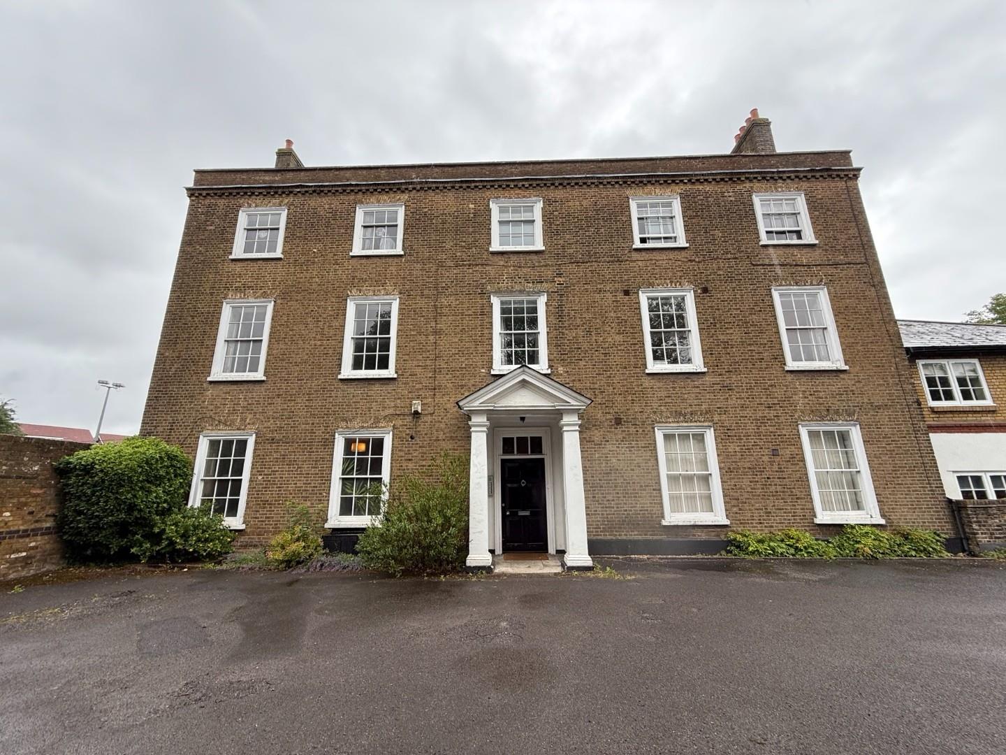 Flat Little Ealing Lane in London