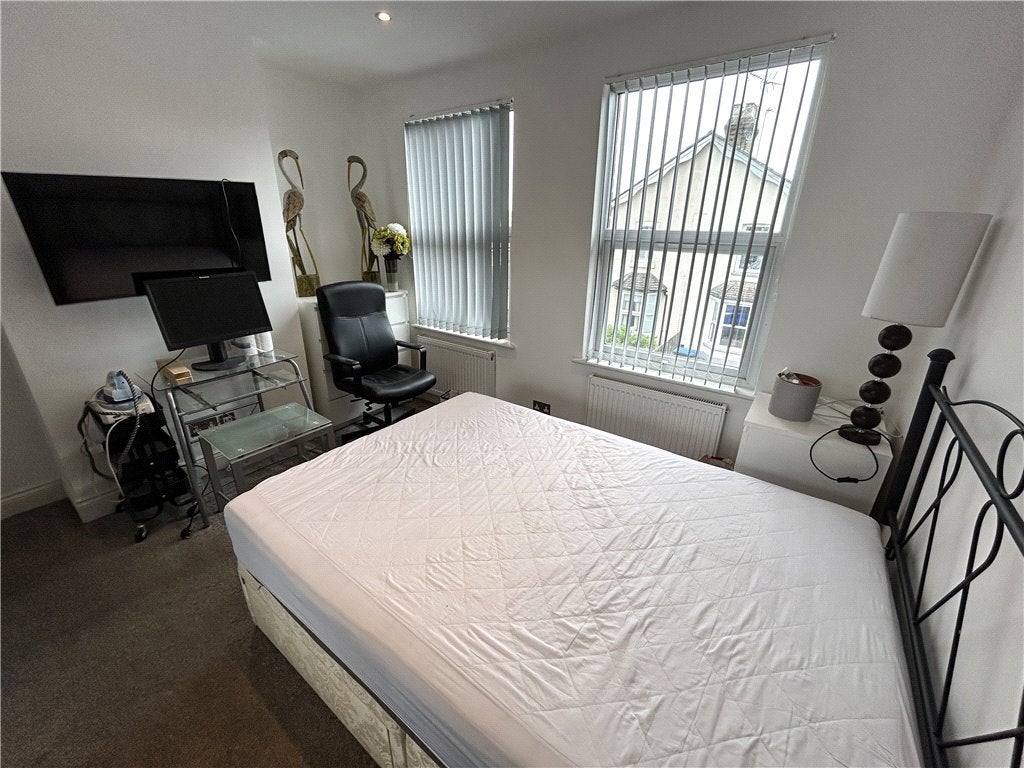 Room Hummer Road in Borough of Runnymede