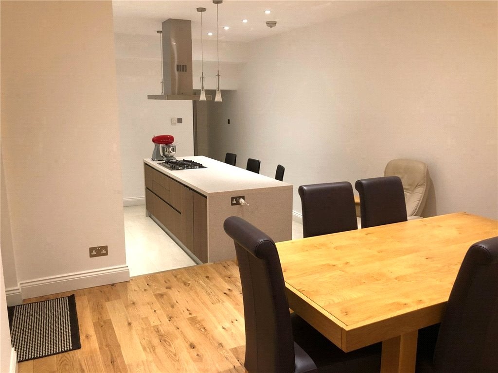 Room Hummer Road in Borough of Runnymede