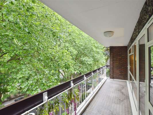Flat Avenue Road in Greater London