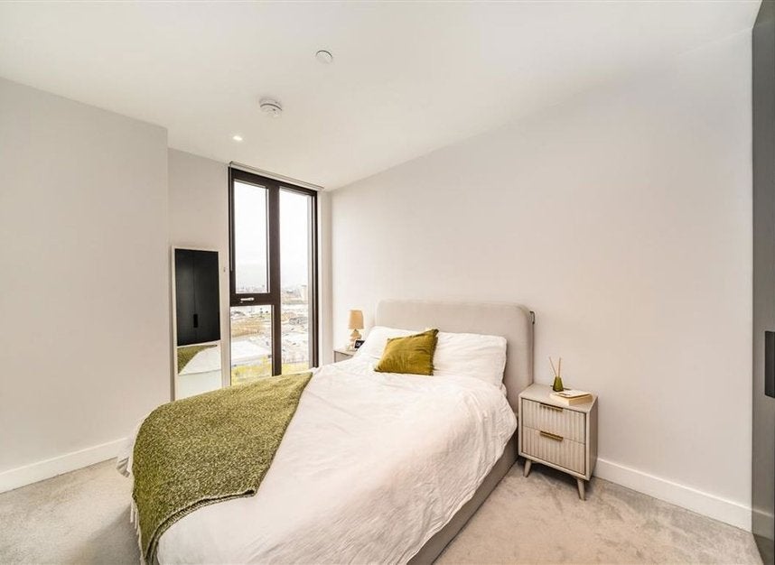 Flat Chandlers Avenue in Greater London