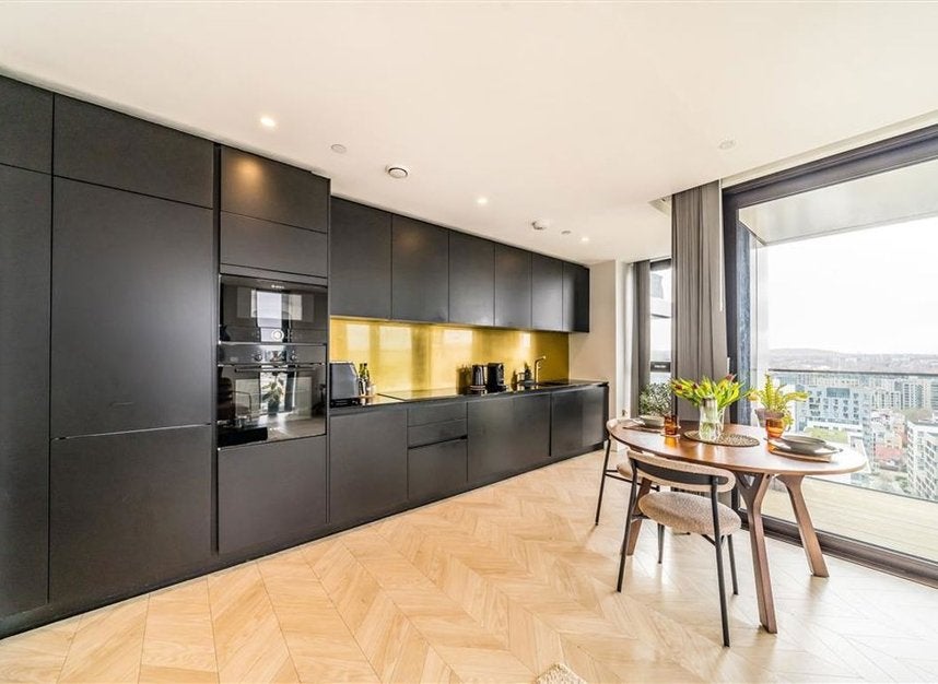 Flat Chandlers Avenue in Greater London