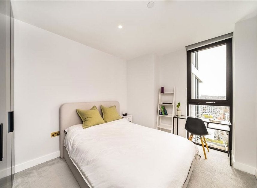 Flat Chandlers Avenue in Greater London