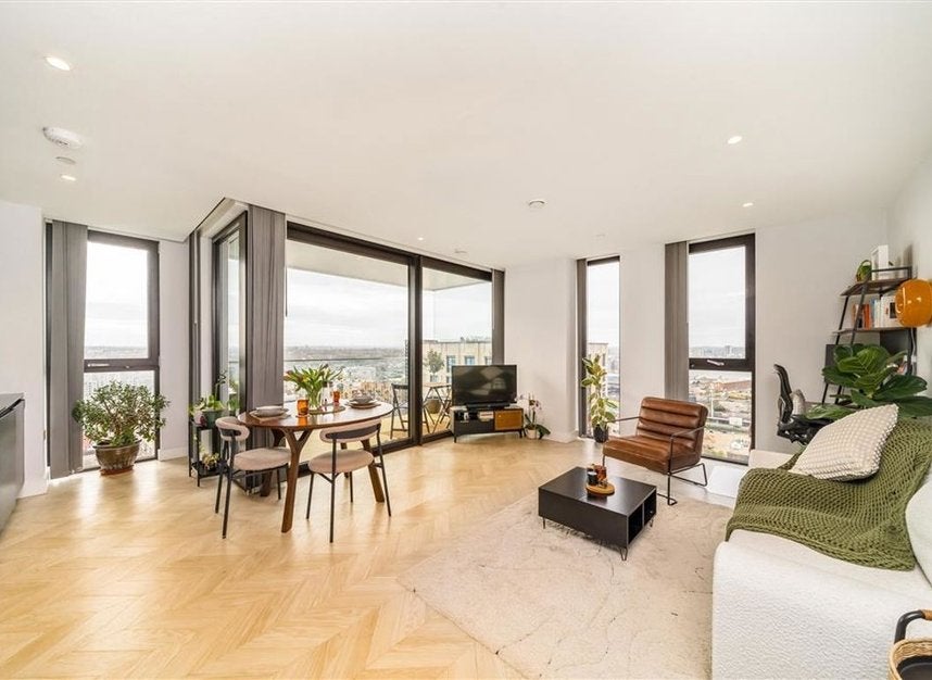 Flat Chandlers Avenue in Greater London