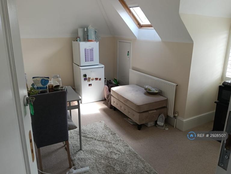 Room High Tree Close in Greater London