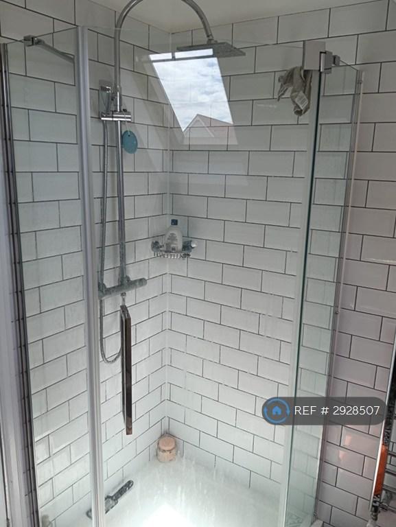 Room High Tree Close in Greater London