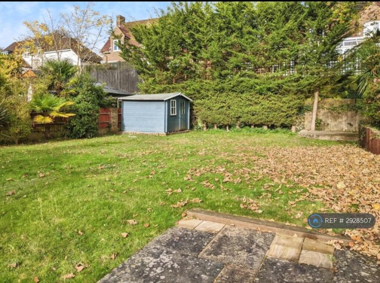 Room High Tree Close in Greater London