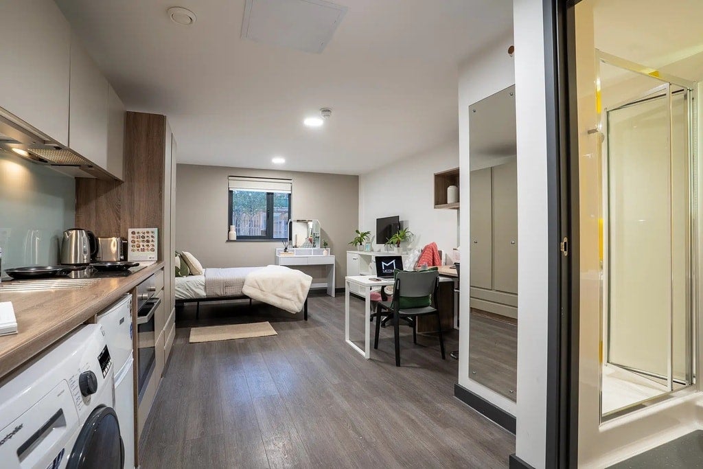 Flat Hanover Way in Leeds