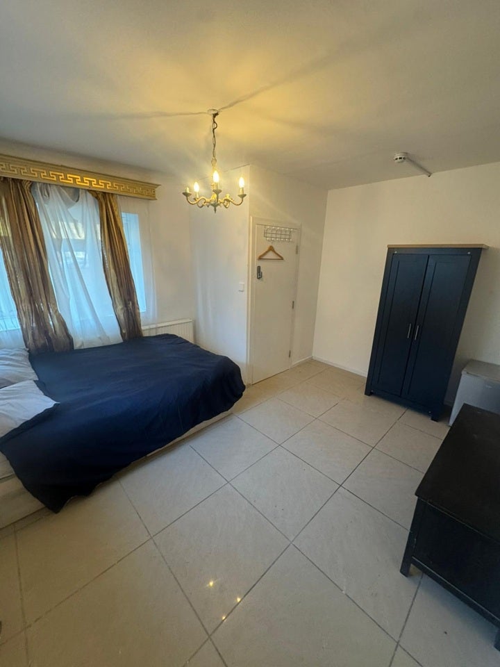 Room Abercorn Road in Greater London